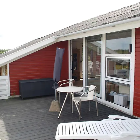 Lovely Summer House On Natural Grounds Дом отдыха